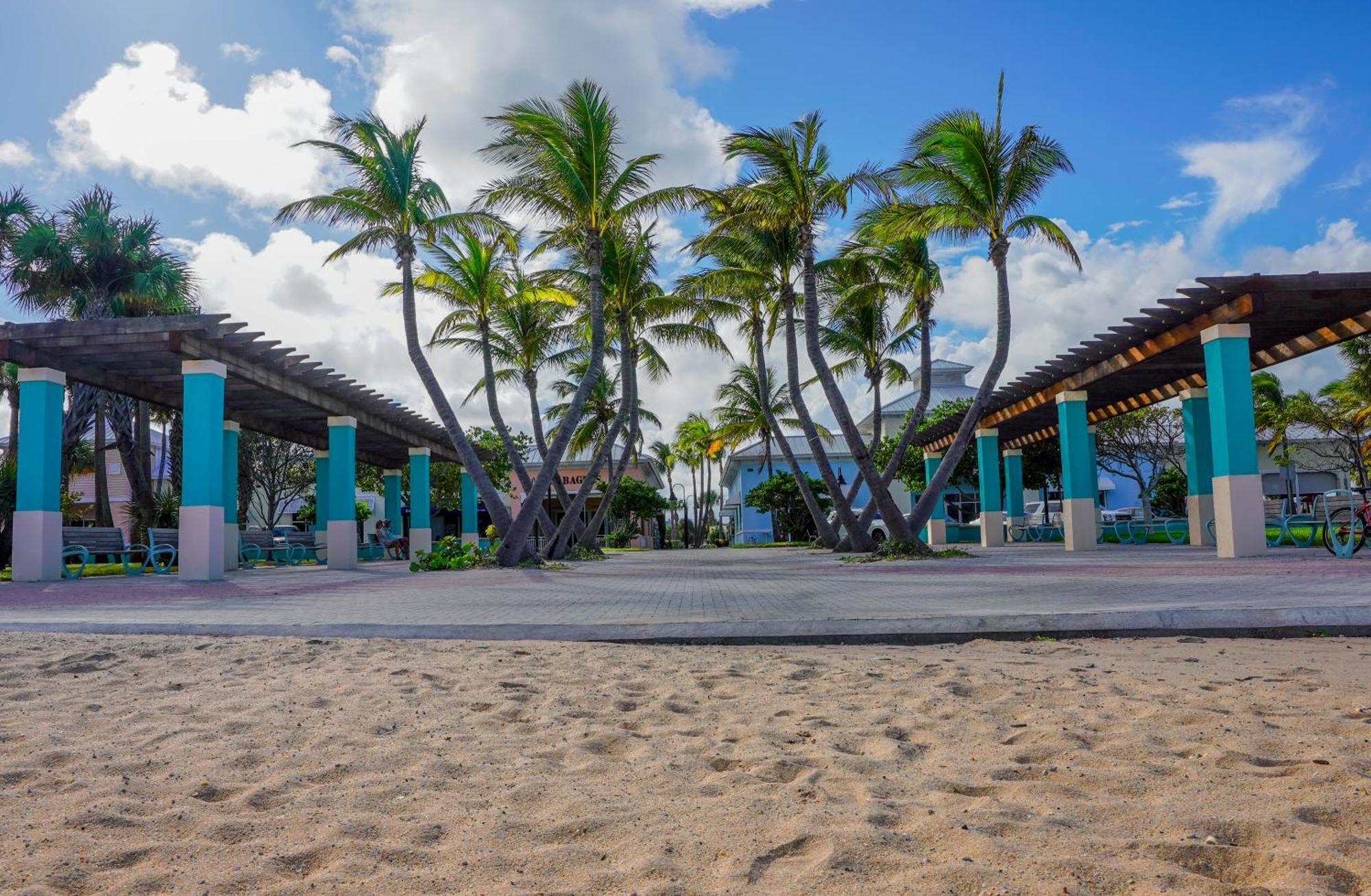 Beautiful 1 Bedroom Steps To The Beach! ウェストパームビーチ エクステリア 写真